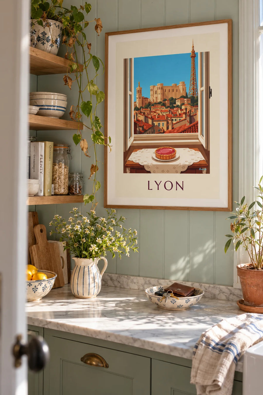 Affiche tarte aux pralines roses à la fenêtre d'un salon lyonnais : encadrée au mur