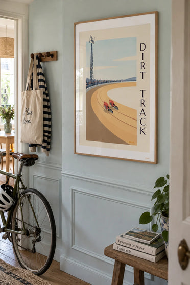 Poster speedwayrace op een gravelbaan: ingelijst aan de muur