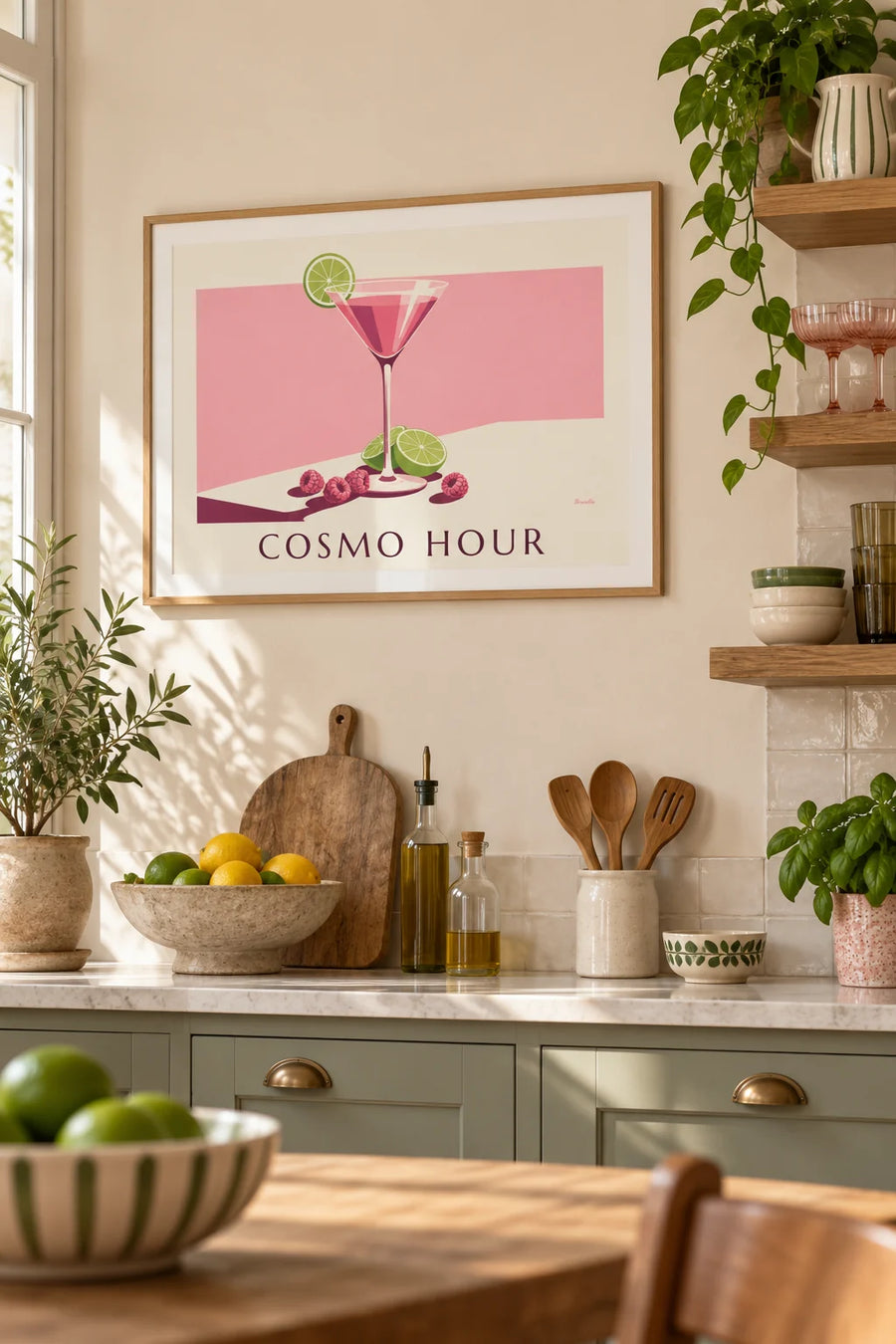 Poster Cosmopolitan cocktail met framboos en limoen: ingelijst aan de muur