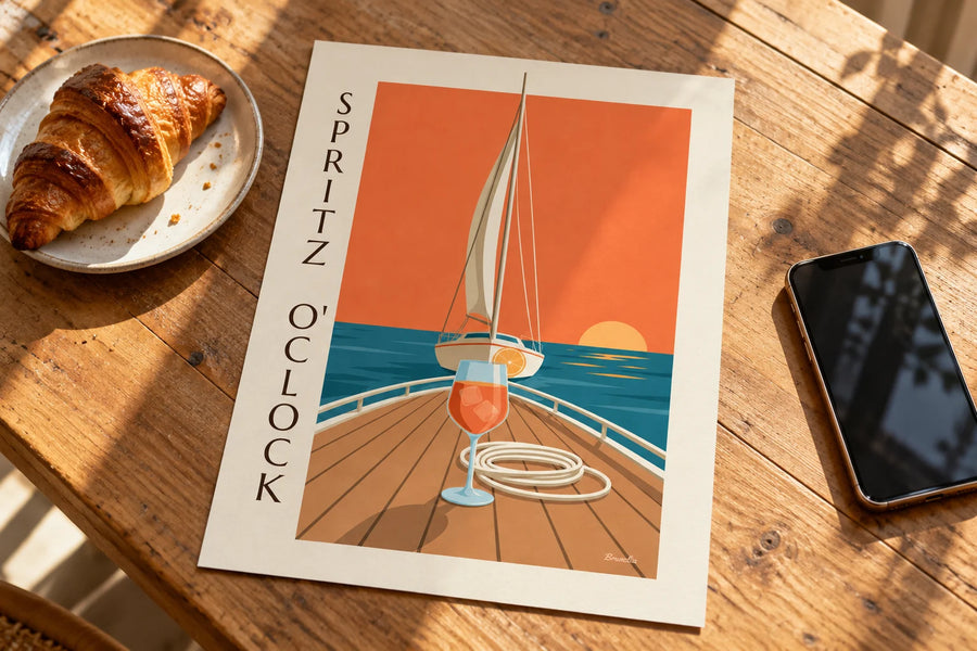 Affiche spritz sur le pont d'un voilier au coucher du soleil : posée sur une table