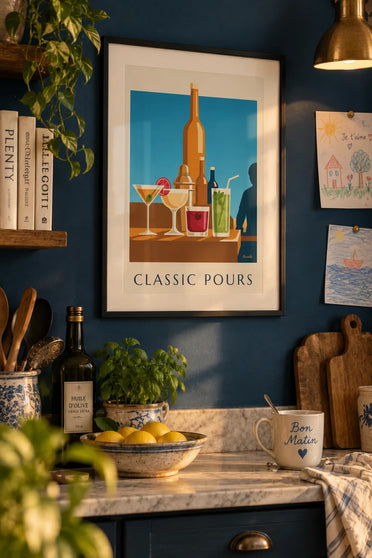 Affiche cocktails classiques sur un comptoir de bar : encadrée au mur