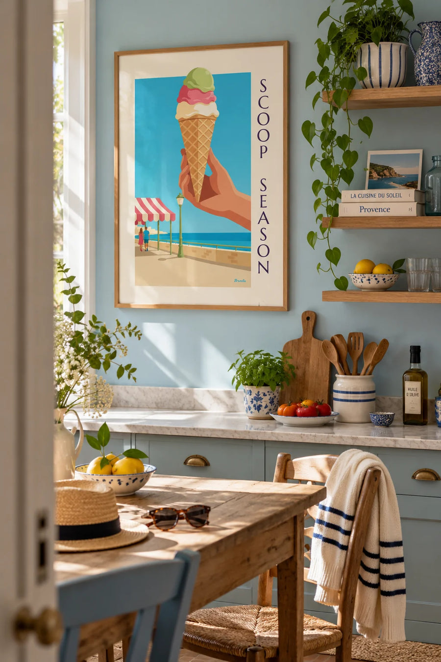 Poster van een ijshoorntje met 3 bolletjes aan zee: ingelijst aan de muur