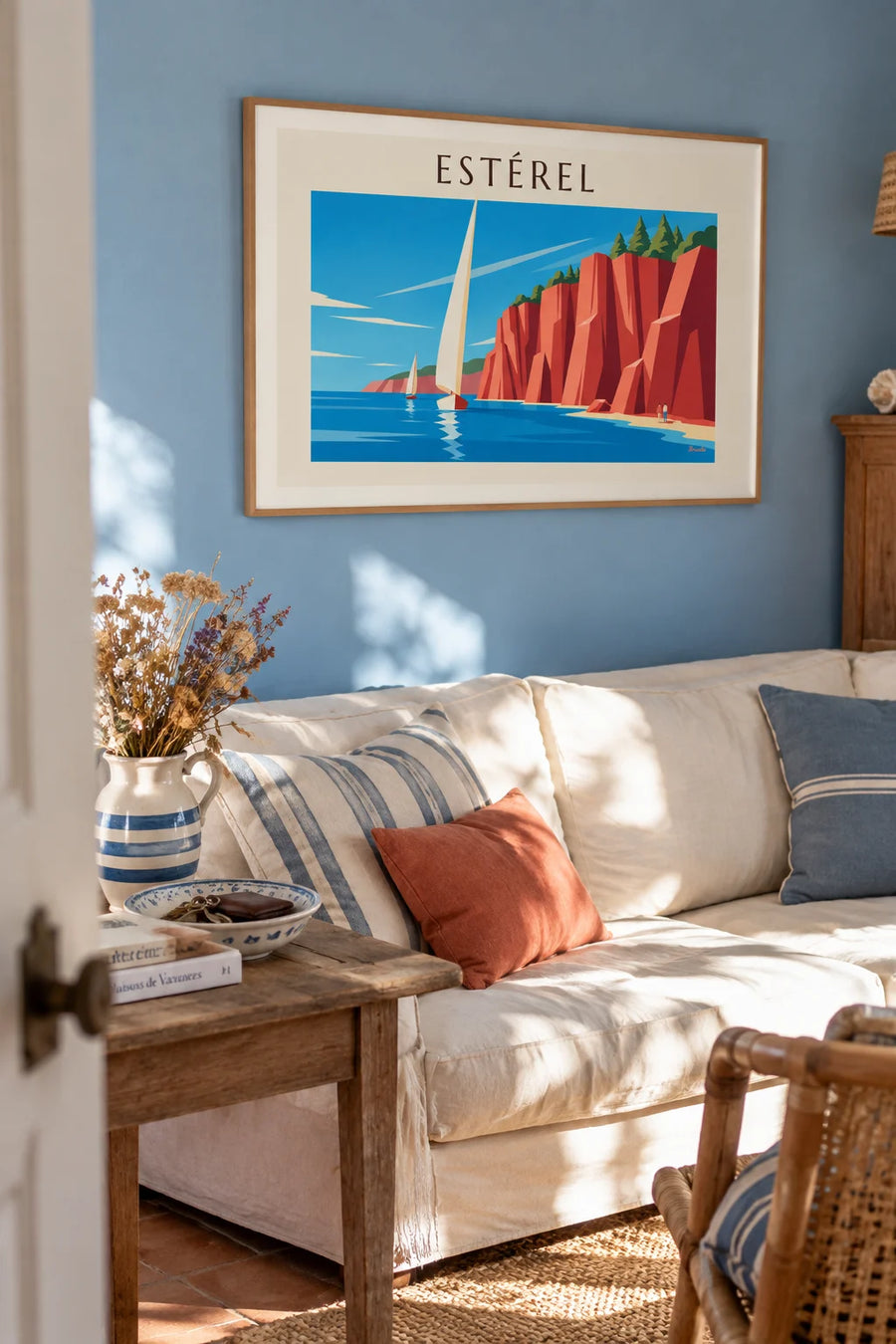 Poster of sailboats in front of the red rocks of the Estérel: framed on the wall