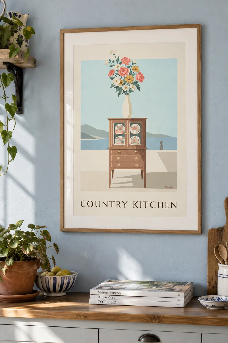 Poster van een houten keukenbuffet, borden en bloemmotieven: ingelijst aan de muur