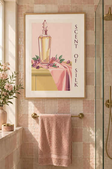 Poster kristallen parfumflesje en gedrapeerde zijde: ingelijst aan de muur