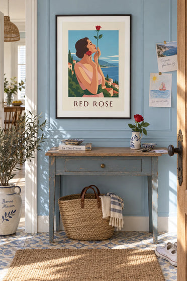 Poster met elegante vrouw die een rode roos bij haar gezicht houdt: ingelijst aan de muur