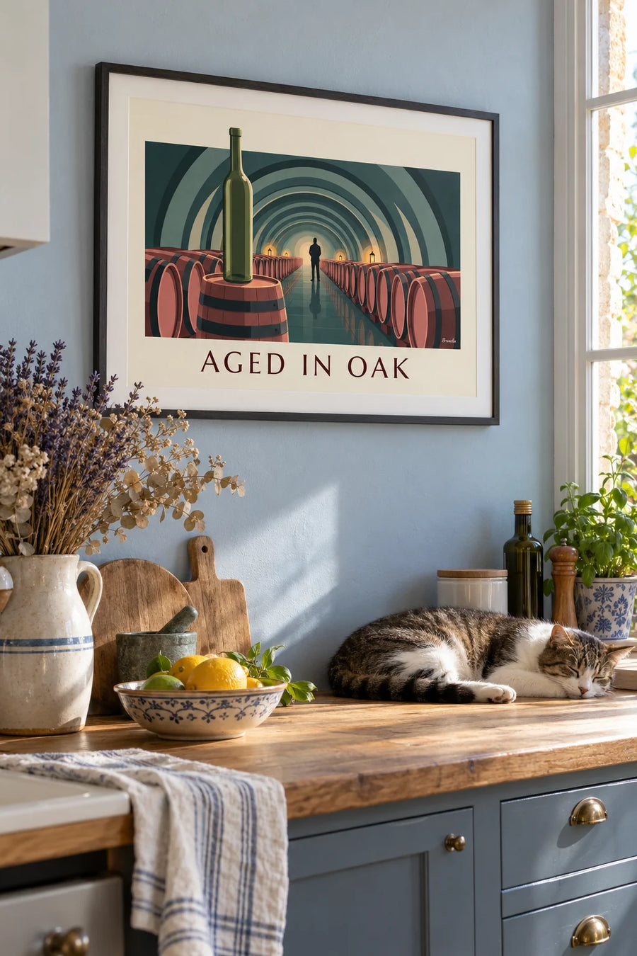 Affiche chai voûté, fûts de chêne et bouteille de vin : encadrée au mur