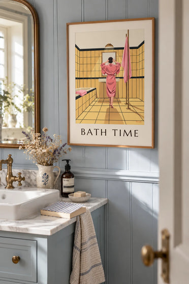 Affiche femme en peignoir rose dans une salle de bain jaune : encadrée au mur