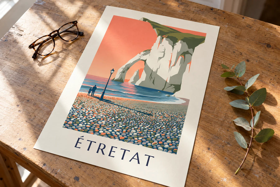 Affiche falaises blanches d’Étretat au coucher du soleil : posée sur une table