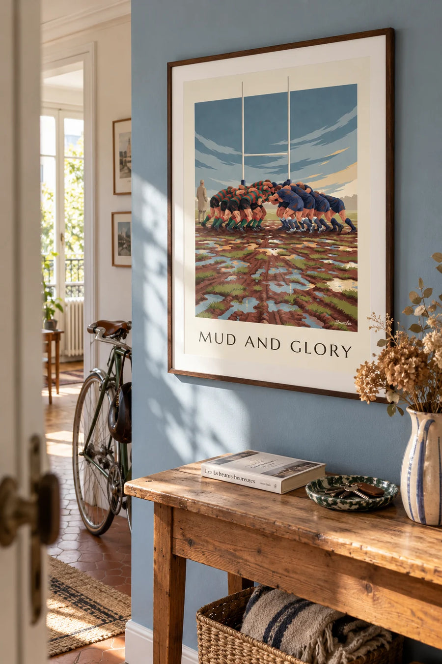Poster rugbyscrum in de modder onder een regenachtige lucht: ingelijst aan de muur