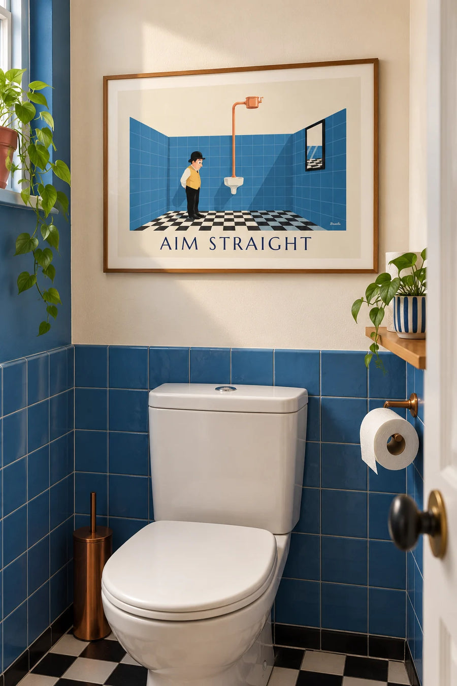 Humoristische wc-poster, heer met bolhoed bij het urinoir: ingelijst aan de muur