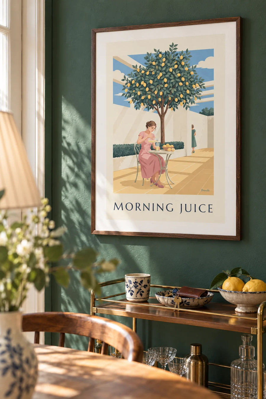 Poster vrouw die citroensap inschenkt onder een citroenboom: ingelijst aan de muur