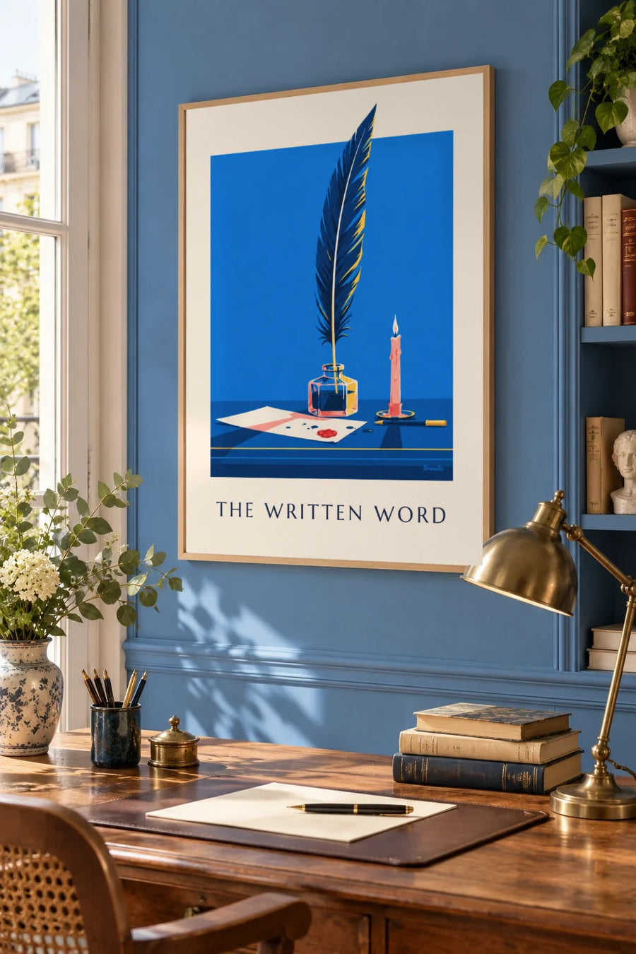 Poster veer en inktpot op een schrijftafel: ingelijst aan de muur