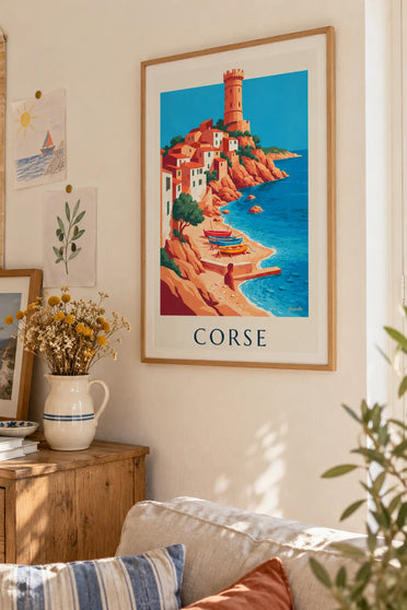 Poster kustdorp, Genuese toren en bootjes op Corsica: ingelijst aan de muur