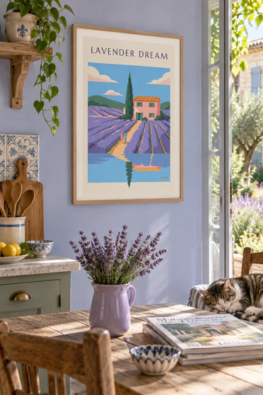 Poster roze huis en lavendelveld in de Provence: ingelijst aan de muur