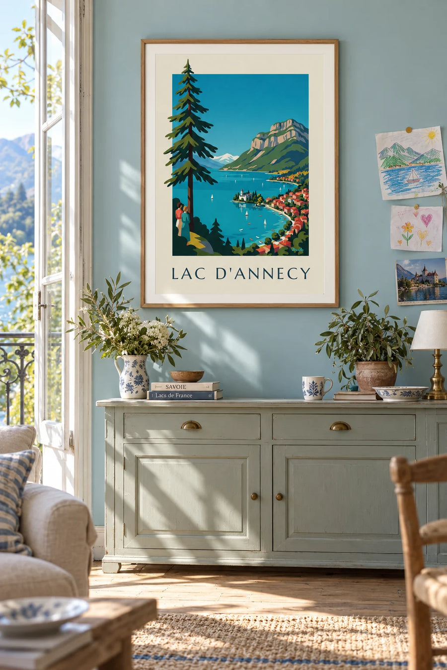 Poster met het meer van Annecy in de Alpen, zeilboten en de Tournette: ingelijst aan de muur