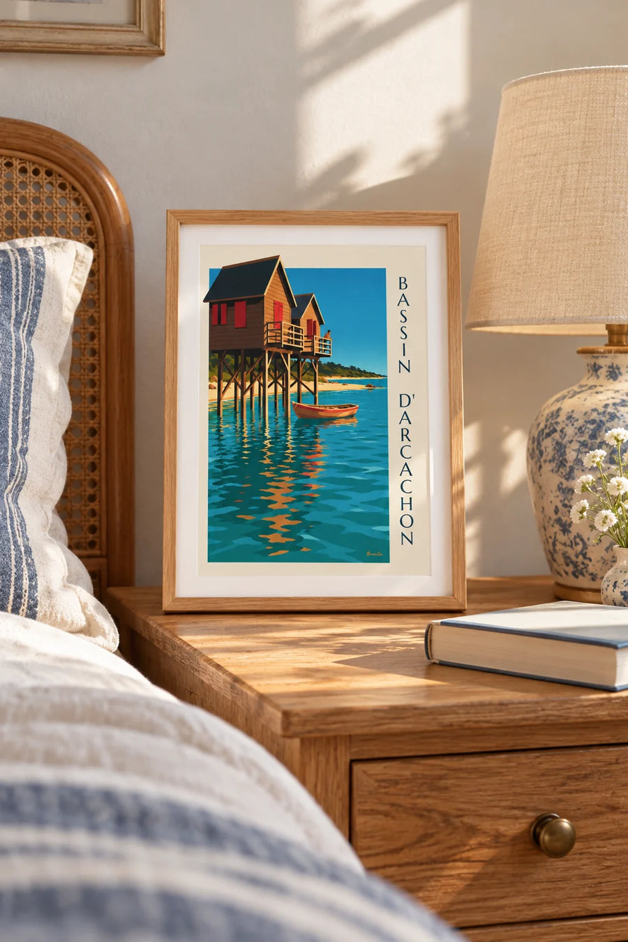 Poster met huizen op palen (cabanes tchanquées) van het Bassin d’Arcachon bij schemering: klein formaat A4 ingelijst