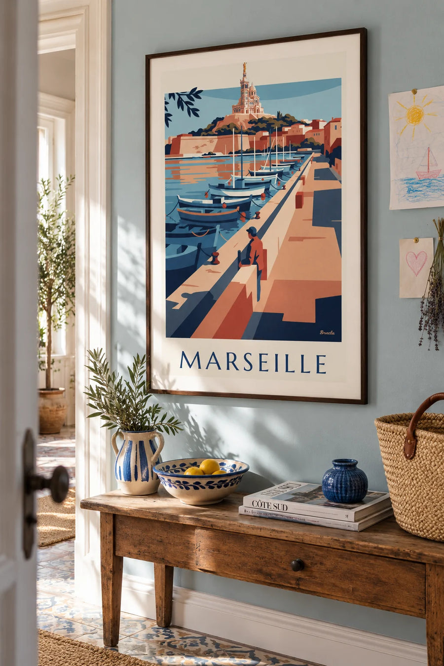 Affiche Notre-Dame de la Garde et barques du quai du Vieux-Port de Marseille : encadrée au mur