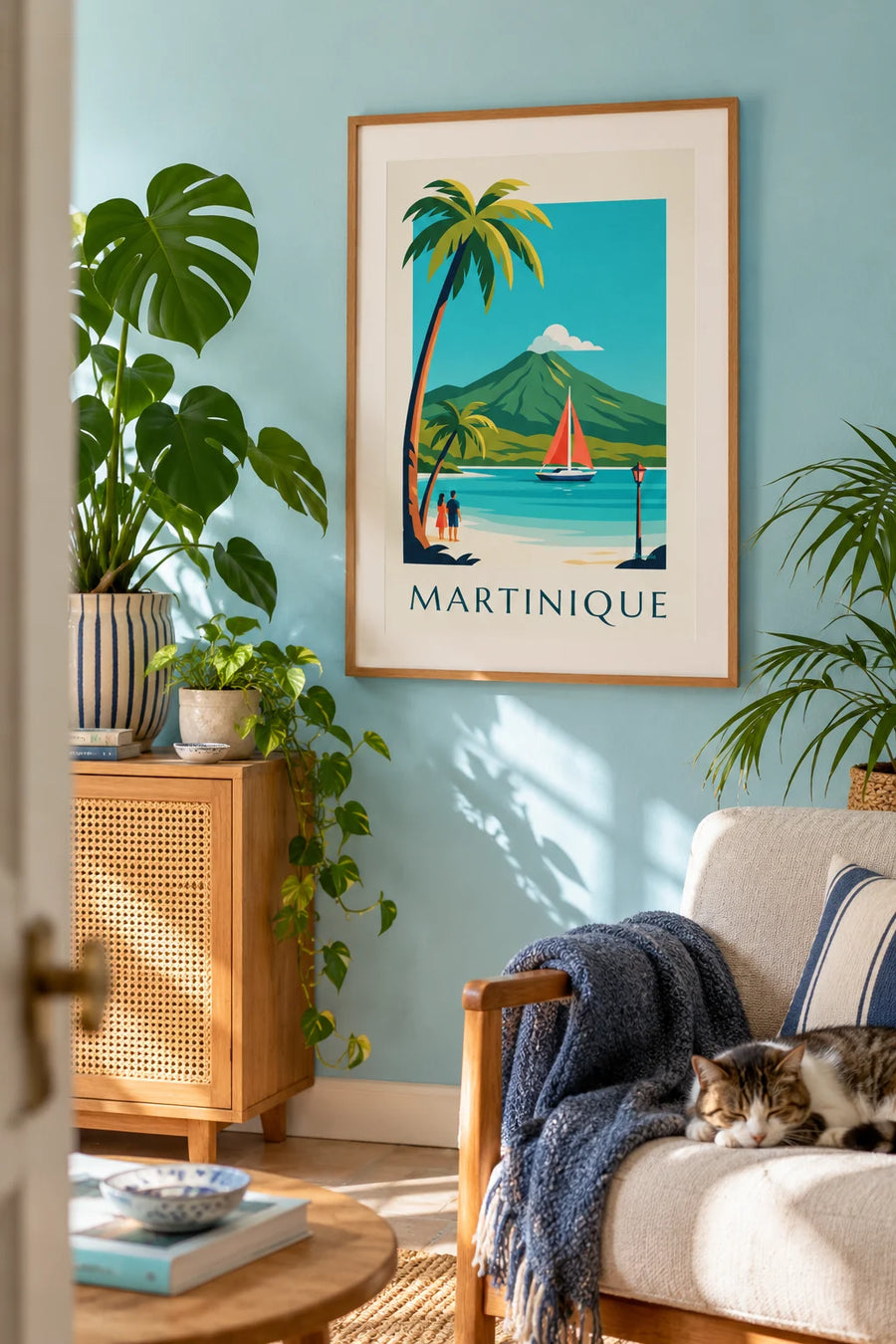 Poster zeilboot in een baai op Martinique en Montagne Pelée: ingelijst aan de muur