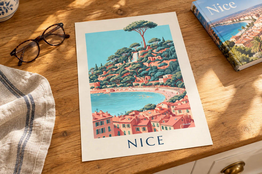 Poster waterval van de Colline du Château en Baie des Anges in Nice: op een tafel