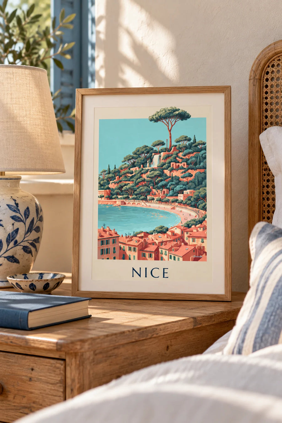 Poster van de waterval op de Colline du Château en de Baie des Anges in Nice: klein formaat A4 ingelijst
