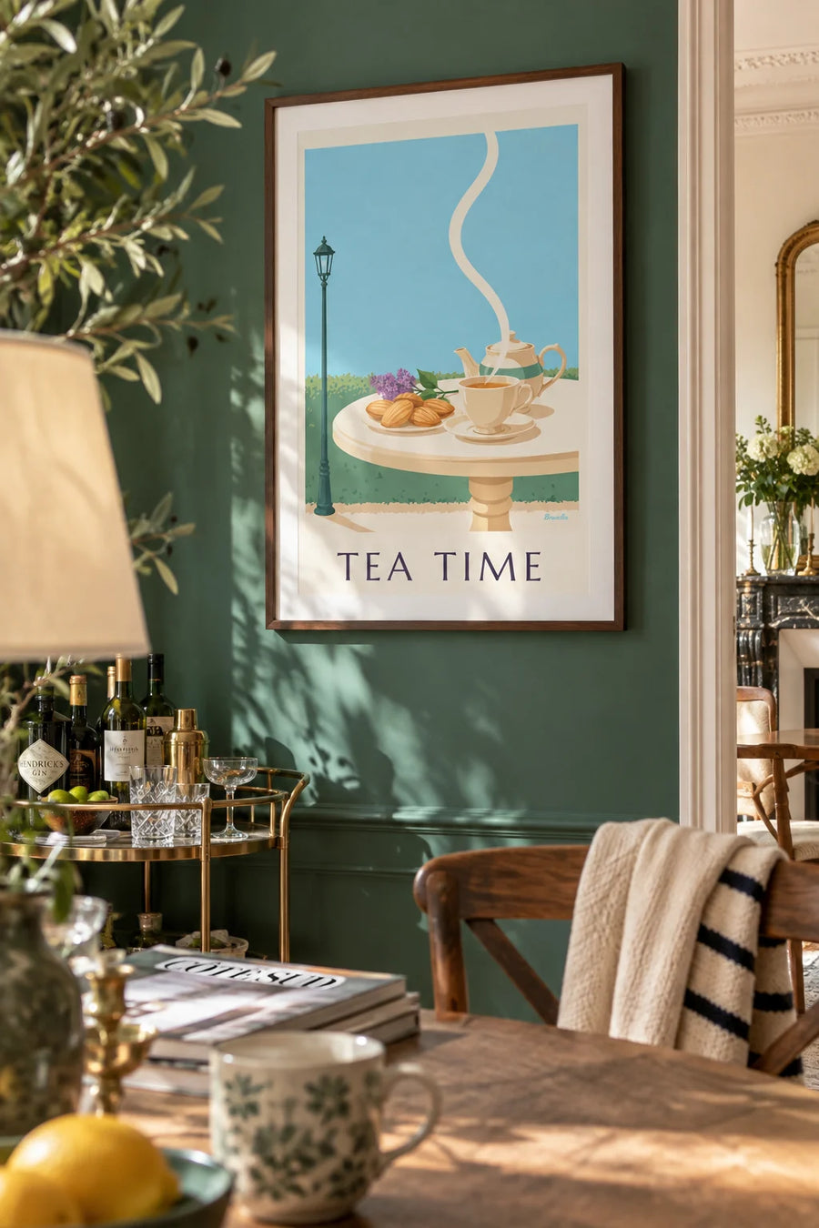 Affiche madeleines et tasse de thé sur une table de jardin : encadrée au mur