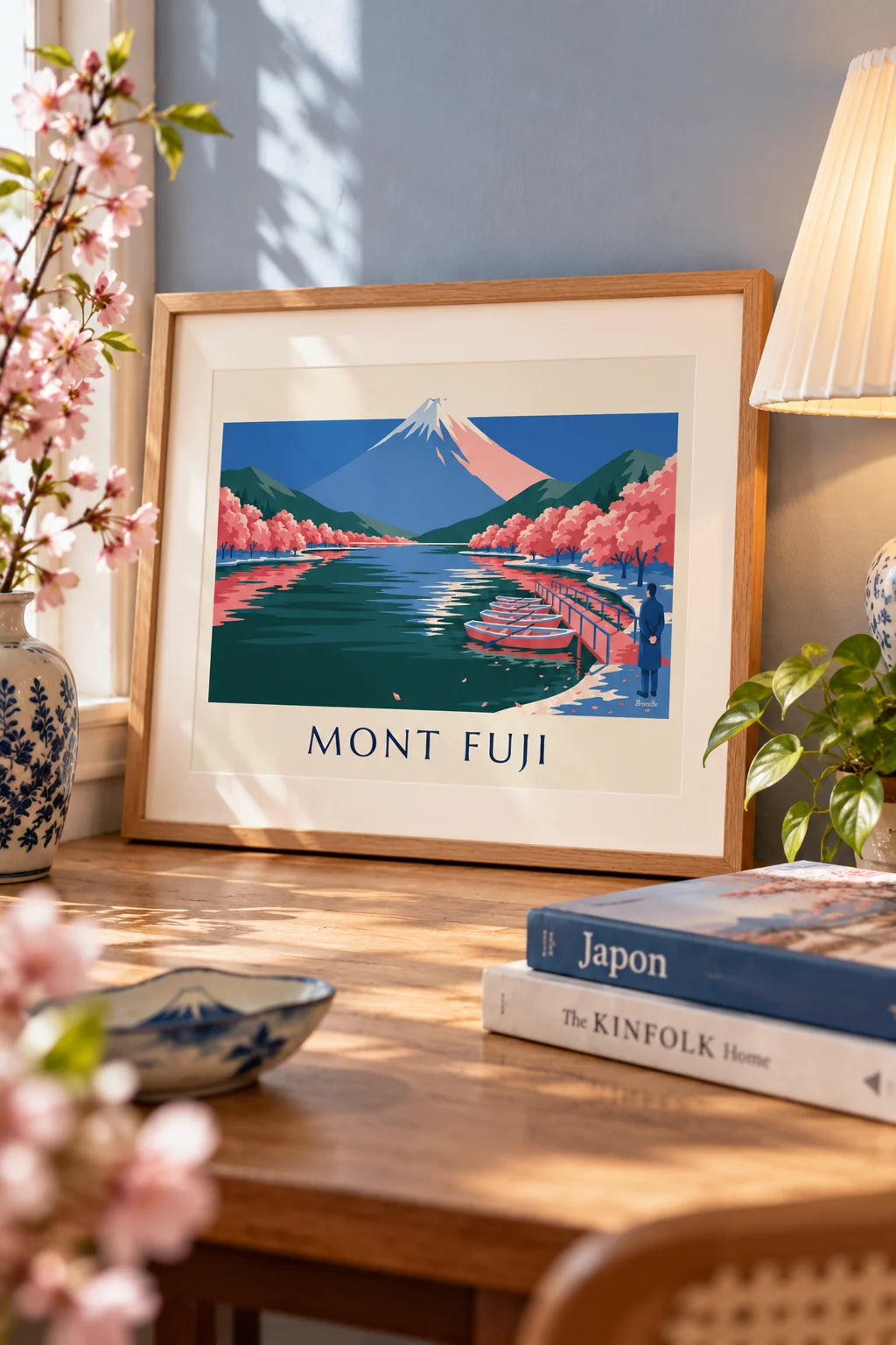 Chambre : mise en situation de Affiche mont Fuji, cerisiers en fleurs et barques au ponton