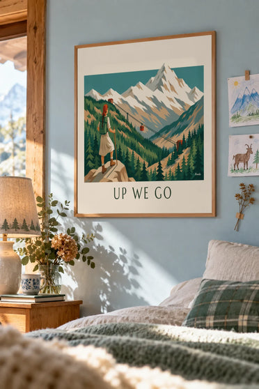 Poster wandelaarster voor een kabelbaan en een besneeuwde berg: ingelijst aan de muur