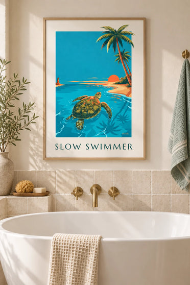 Poster zeeschildpad die zwemt in turquoise water bij zonsondergang: ingelijst aan de muur