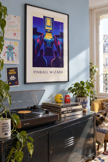 Poster flipperkast verlicht met neonlicht in een arcadehal: ingelijst aan de muur