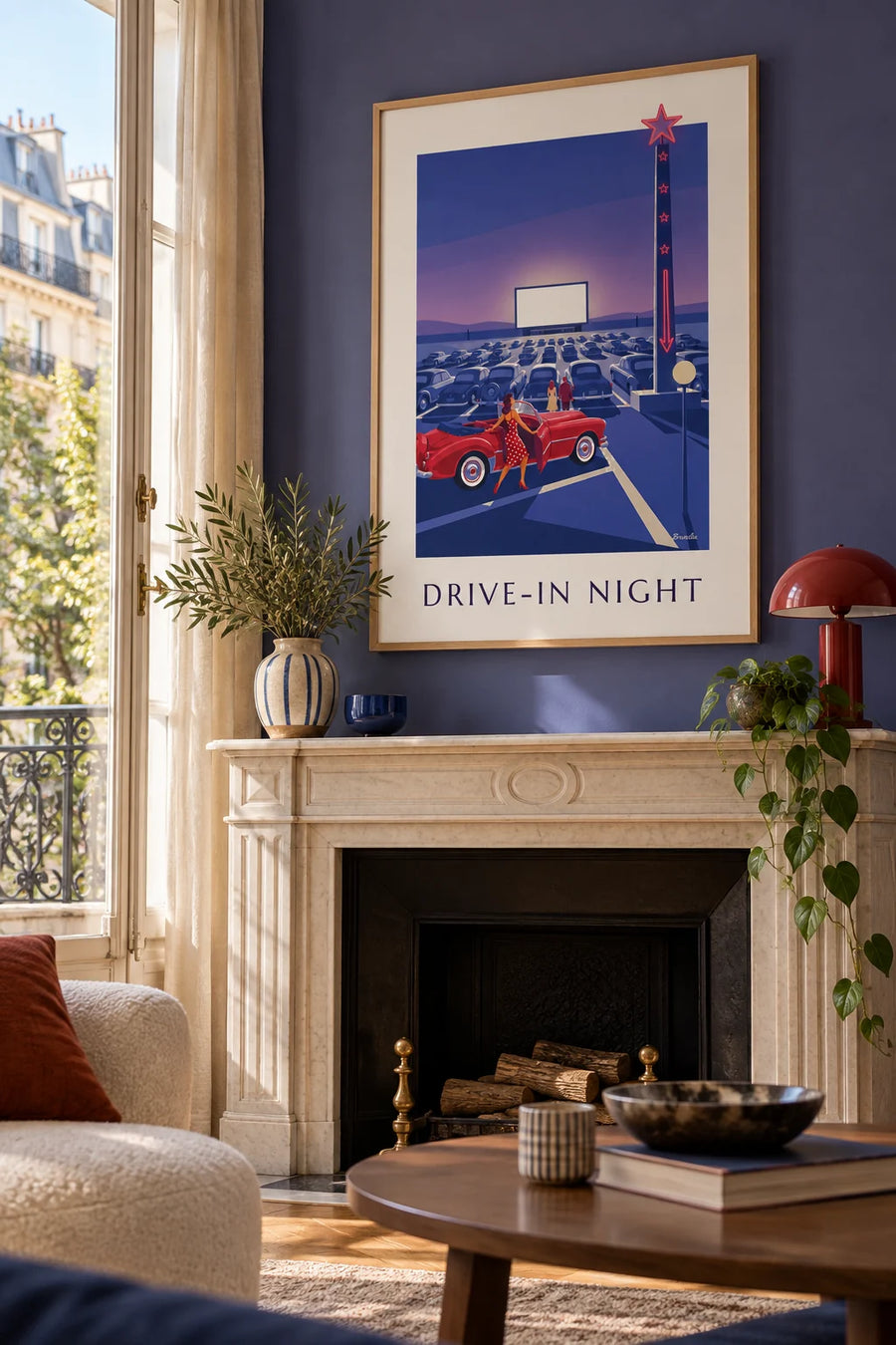 Poster pin-up en rode cabriolet bij een openluchtbioscoop: ingelijst aan de muur