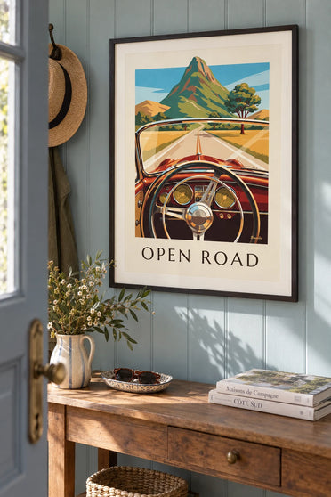 Poster van een weg en het dashboard van een oldtimer: ingelijst aan de muur