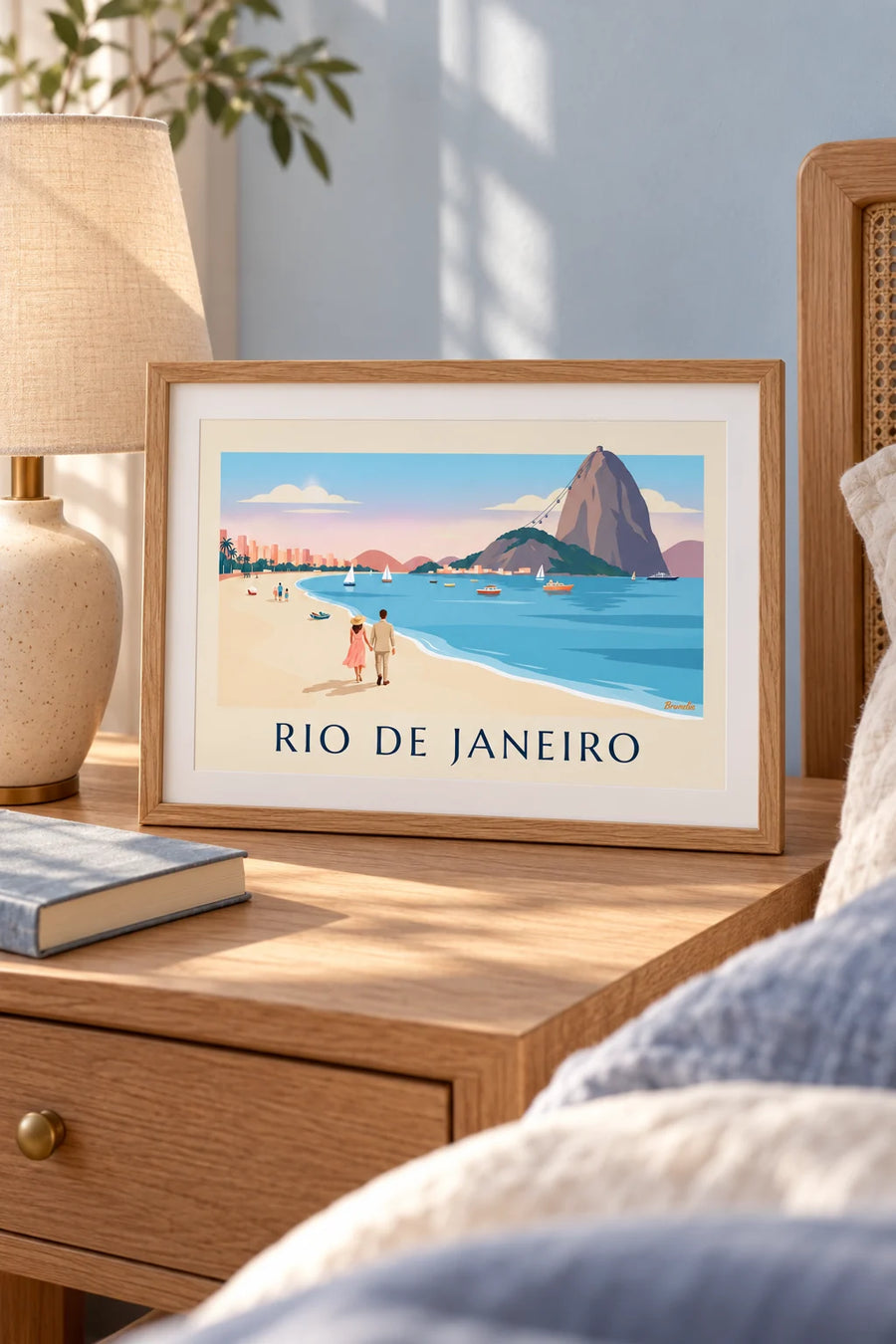 Poster koppel op het strand van Botafogo met de Suikerbroodberg in Rio: klein A4-formaat in lijst
