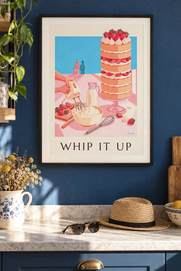 Poster handmixer, slagroom en aardbeientaart: ingelijst aan de muur