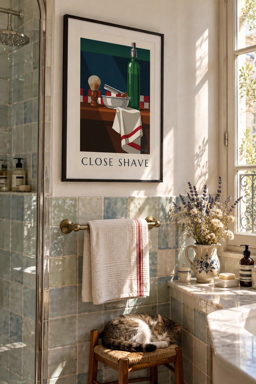 Poster met open scheermes, scheerkwast en aftershave: ingelijst aan de muur