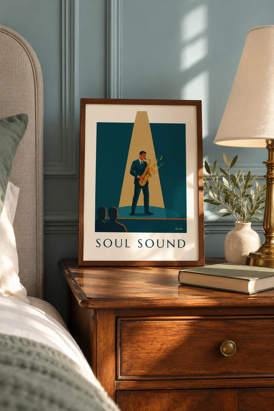Poster van een gouden saxofoon onder een bundel jazzlicht: klein A4-formaat in lijst