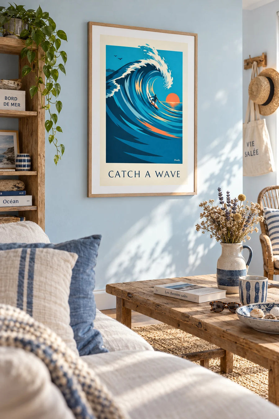 Affiche surfeur chevauchant une grande vague au soleil couchant : encadrée au mur