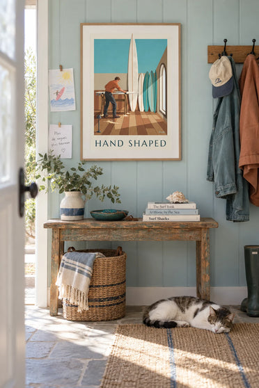 Poster van een shaper die een surfplank vormgeeft in zijn atelier: ingelijst aan de muur