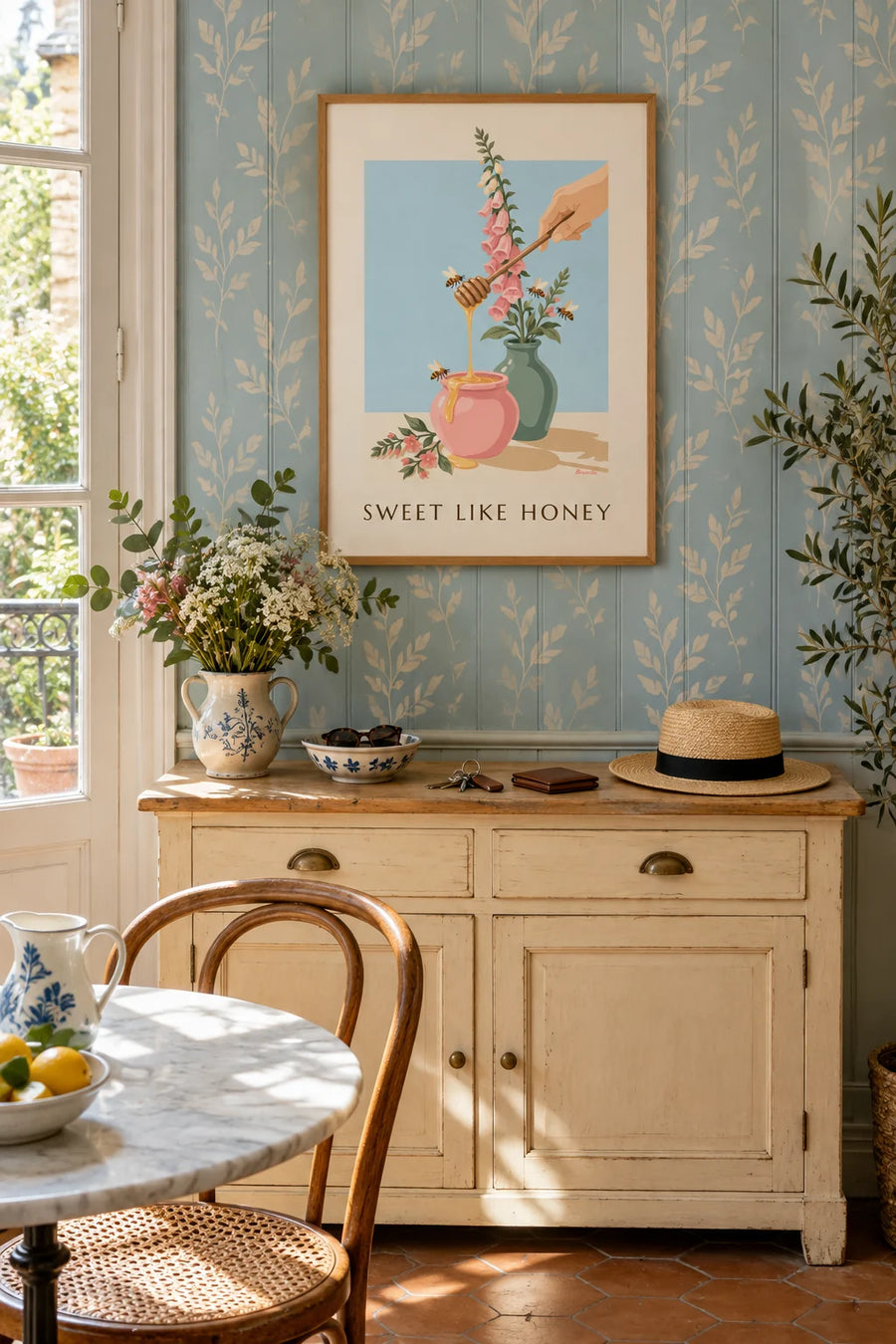 Poster pot gouden honing, houten lepel en bijen: ingelijst aan de muur