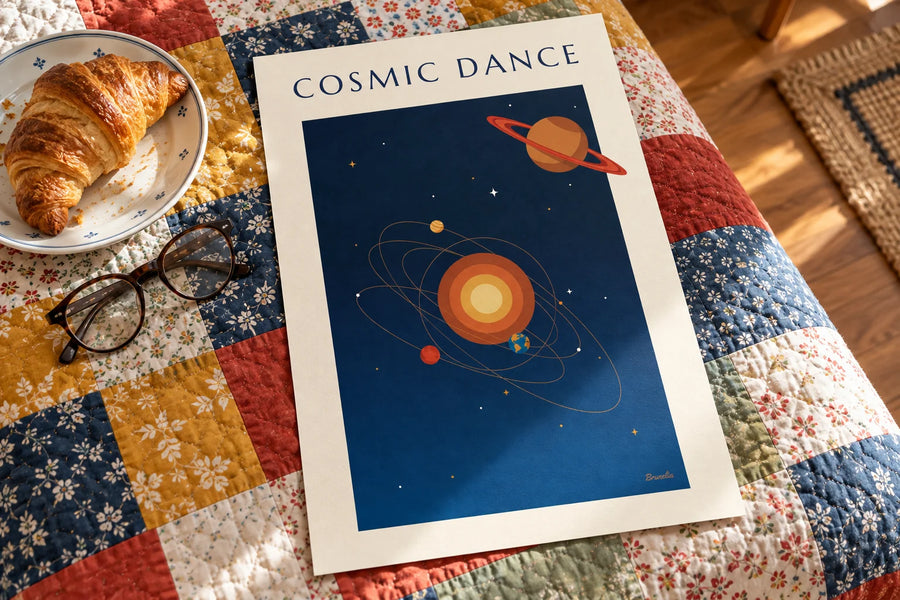 Poster Saturnus en planeten in een baan om de zon op nachtblauwe achtergrond: op een tafel
