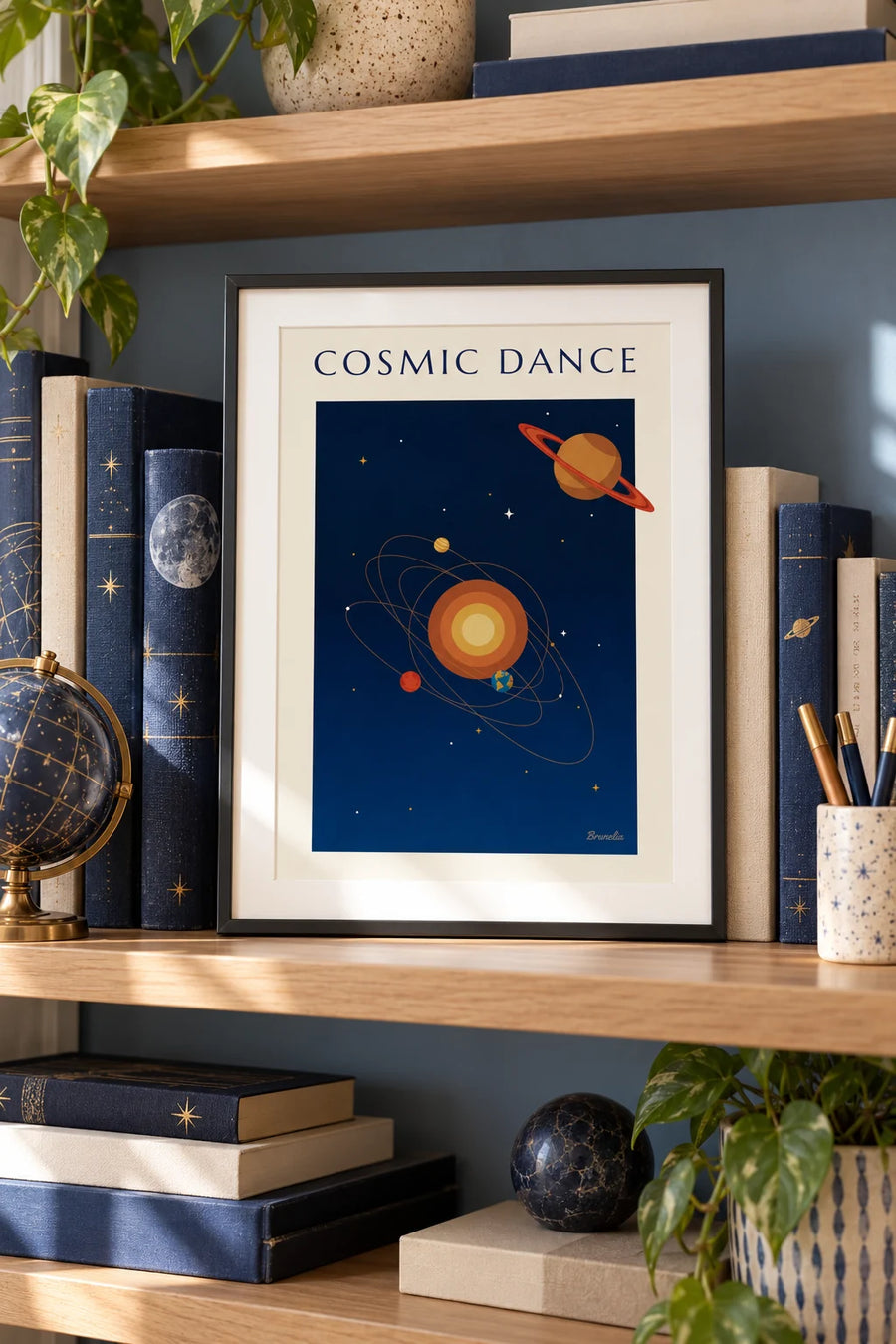 Poster Saturnus en planeten in een baan om de zon op een nachtblauwe achtergrond: klein formaat A4 ingelijst