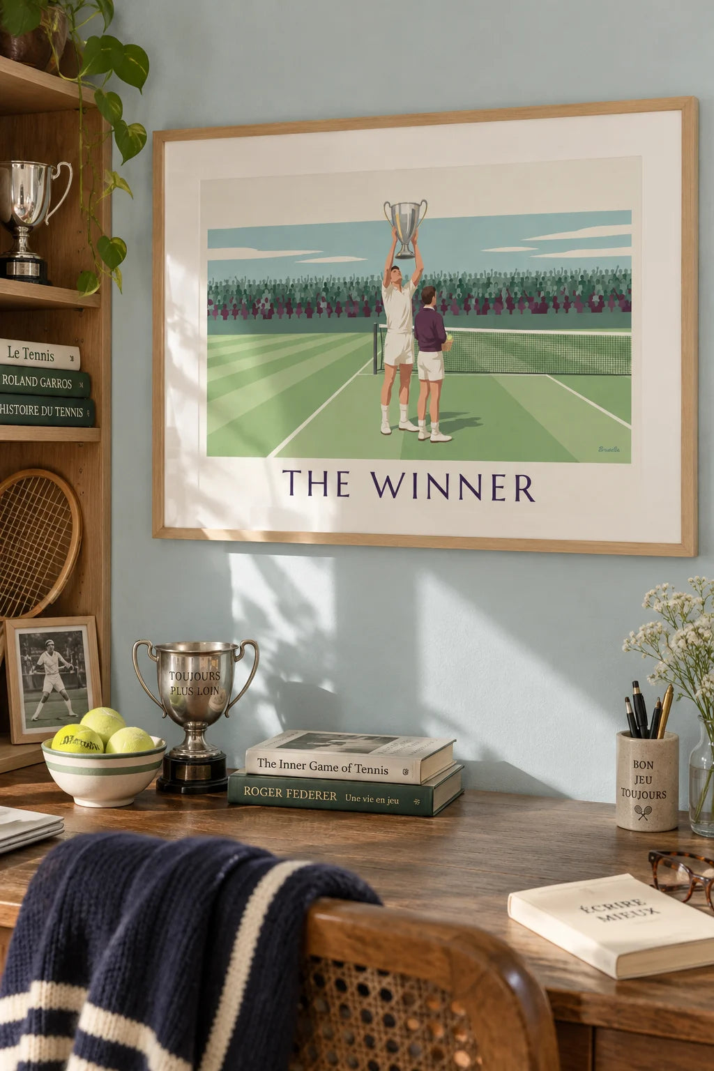 Mise en situation de Affiche champion de tennis levant sa coupe en argent