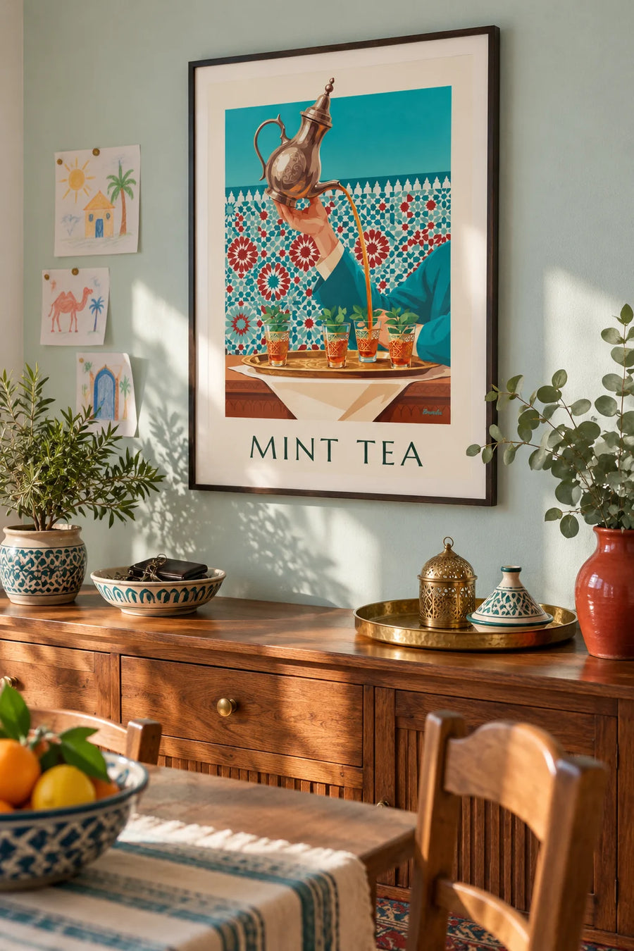 Poster van muntthee geserveerd in gegraveerde glaasjes: ingelijst aan de muur