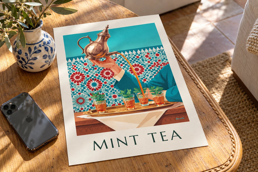 Poster muntthee geserveerd in sierlijk bewerkte glazen: op een tafel
