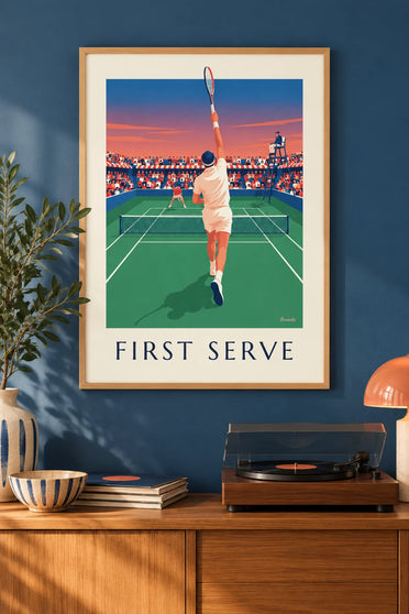 Poster tennisser die serveert op gras tijdens een toernooi : ingelijst aan de muur