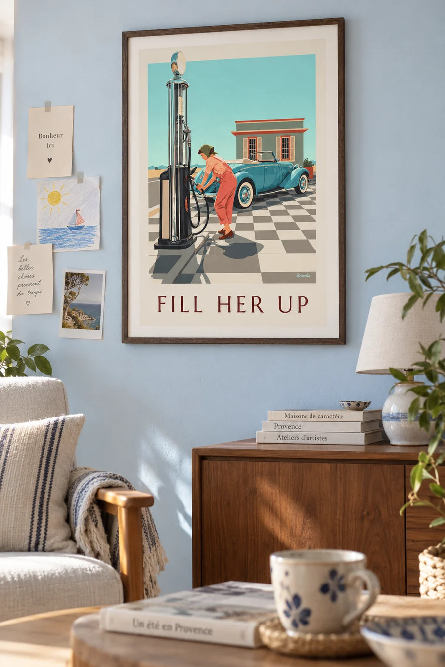Affiche pin-up à la station-service près de la pompe à essence : encadrée au mur