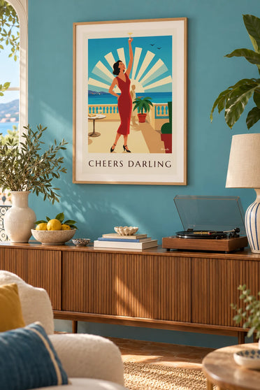 Poster van een glamoureuze vrouw die haar cocktailglas heft: ingelijst aan de muur