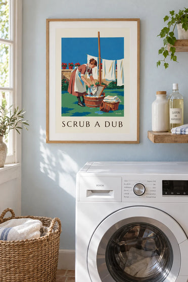 Poster vrouw en wasbord op een zonnig binnenplein: ingelijst aan de muur