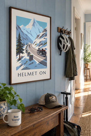 Affiche moto et casque intégral au sommet d’un col de montagne : encadrée au mur
