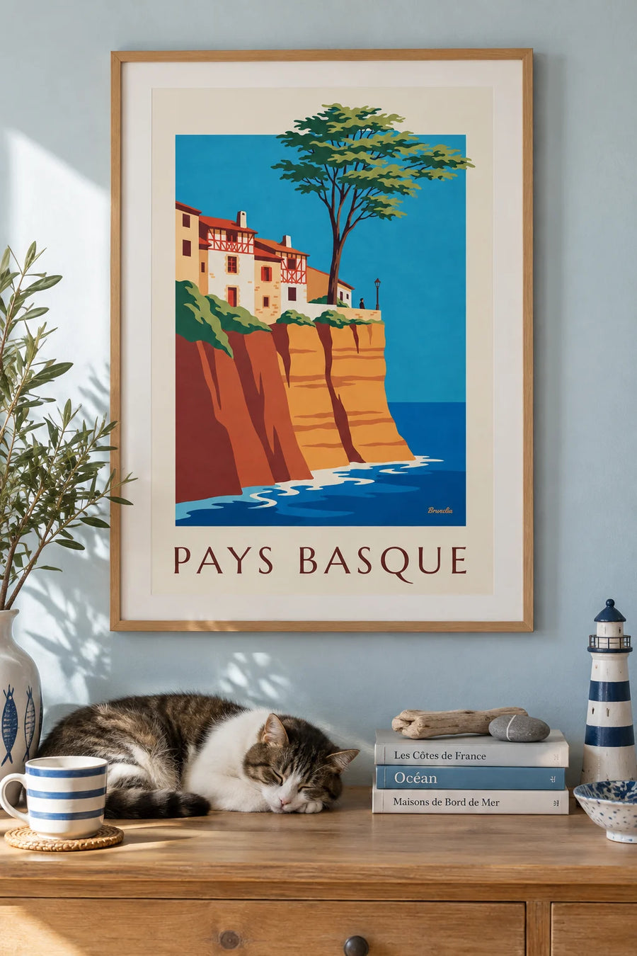 Affiche maisons basques et falaises rouges sur la côte : encadrée au mur
